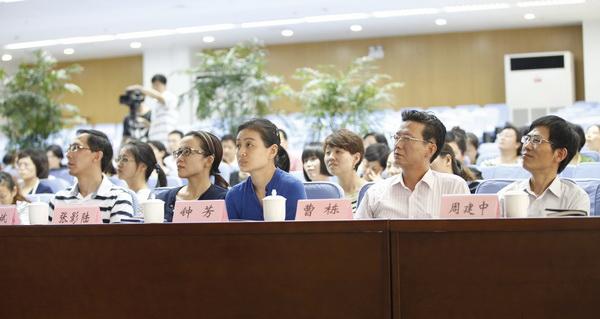 外国语学院召开“2014年江南大学大学英语教师海外培训汇报会”